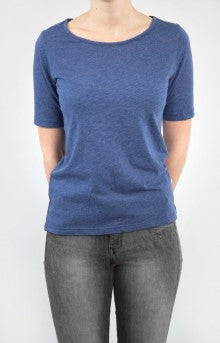 blaues T-Shirt aus weichem Stoff