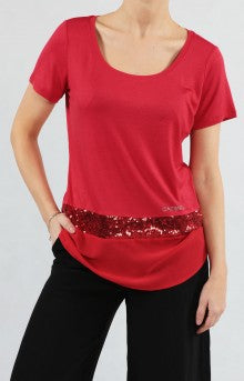 rotes T-Shirt mit Pailettenstreifen