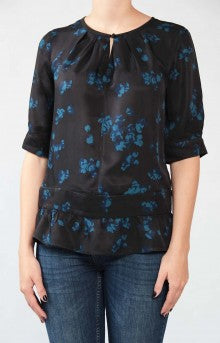 schwarzes Shirt mit blauen Blumenmuster